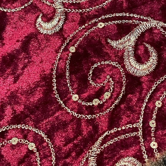 Valery Madelyn Christmas Tree Skirt 48 inch With Gold Scrolling Sequins Fur - Picture 7 of 8